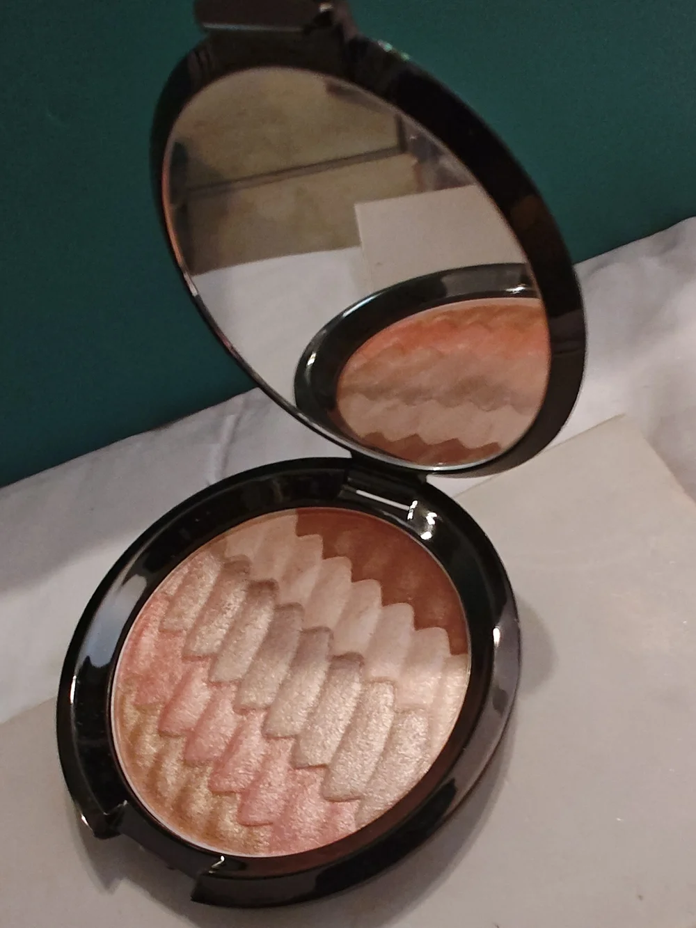 Becca Compact Powder Case in Gradient Glow